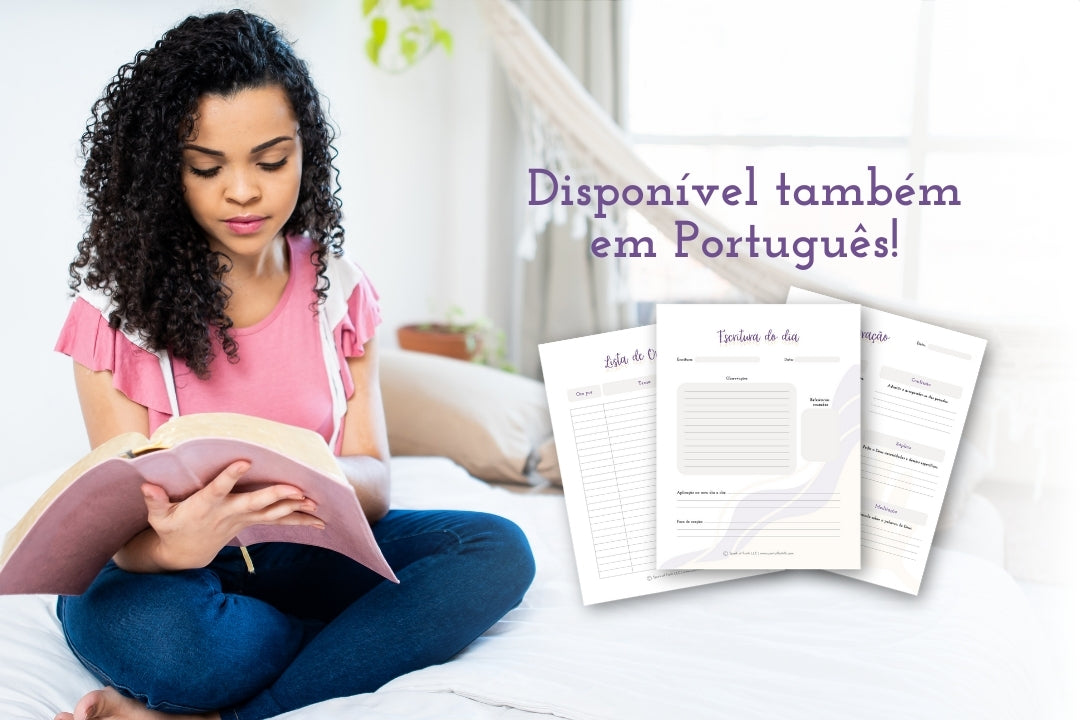 A woman reading the Bible at home with Portuguese Bible study templates displayed next to her.